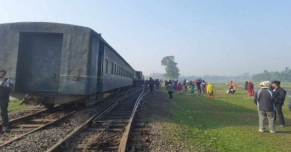 রংপুরে ট্রেন লাইনচ্যুত, ৪ জেলার যোগাযোগ বন্ধ