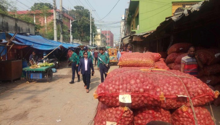 রাজশাহীতে অভিযানে পেঁয়াজের দাম কমল ৬০ টাকা